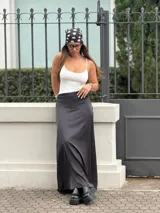 Falda larga negra de satén, con cierre lateral.