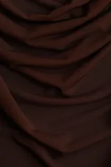 Top de manga larga ajustado, color marrón oscuro, con escote drapeado tipo cascada.