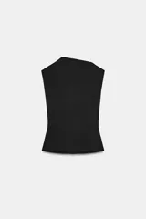 Top de algodón color beige con cuello recto, mangas asimétricas y detalle de tejido drapeado en el frente.