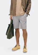 Bermuda de corte recto en color negro, confeccionada en tejido de algodón, con cierre frontal y bolsillos laterales.