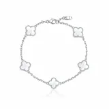 Pulsera de cadena rolo con cinco dijes en forma de trébol de cuatro hojas con incrustaciones de nácar blanco, enchapada en plata.