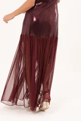 Vestido largo bordó con acabado brillante en el torso y tirantes finos, con falda larga semitransparente de tejido de red.