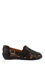 Sandalia plana estilo mocasín de cuero negro, con diseño tejido en el empeine, tira ajustable con hebilla metálica en el lateral y suela plana texturizada.