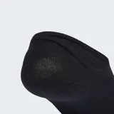 Pack de tres pares de medias invisibles Adidas color negro, con logo del Trifolio bordado en blanco en la parte superior. Cuentan con un diseño de corte bajo y detalle de silicona en el talón para mayor sujeción.