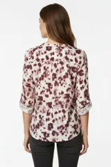 Blusa de viscosa con estampado abstracto en tonos rosados y bordó. Presenta cuello en V con cierre frontal de botones, bolsillos delanteros tipo solapa y mangas largas con opción de arremangar.