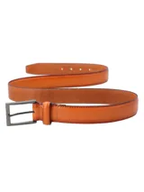 Cinturón de cuero color camel con hebilla rectangular metálica color plateado envejecido y siete agujeros.