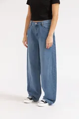 Jeans estilo cargo de denim azul medio, con diseño holgado y tiro medio.