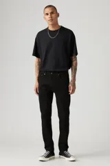 Jean Levi's 512 Slim Taper color negro, de corte ajustado en el muslo y pierna cónica.