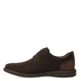 Zapato acordonado de hombre color marrón café, con diseño de textura perforada en la parte frontal y laterales, y detalles en cuero liso en el talón y la zona de los cordones.