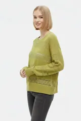 Sweater de poliamida color blanco, de corte holgado, con cuello redondo y diseño calado a rayas horizontales.