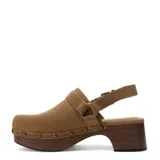 Zuecos de mujer Miss Carol Onira de gamuza color tostado, con plataforma y taco de madera con tachas metálicas decorativas en el contorno y tira trasera ajustable con hebilla.