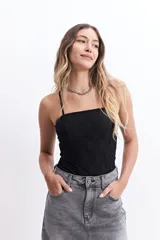 Top blanco de encaje con escote recto y breteles finos.