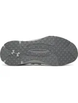 Championes Under Armour Phantom X de color gris claro, con parte superior de tejido transpirable, estructura de TPU translúcido en el mediopié con el logo de la marca, y entresuela amortiguada con suela texturizada para mayor tracción.