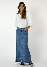 Falda larga de jean con tajo trasero.