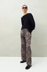 Sweater negro de tejido de punto con mangas abullonadas y puños elastizados.