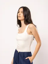 Top tejido negro con escote cuadrado y tirantes anchos.