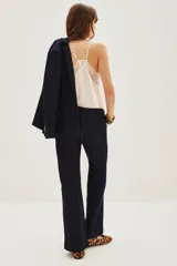 Pantalon de corte recto y tiro alto, confeccionado en denim oscuro con acabado liso.