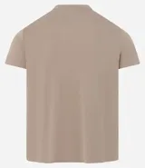 Remera masculina blanca, modelo muscle con cuello redondo y manga corta. Sin estampado, confeccionada en algodón certificado BCI.