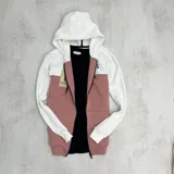 Campera con capucha blanca y cuerpo rosa viejo, con cierre frontal y bolsillos laterales. Logo bordado en el pecho.