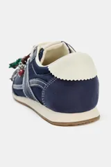 Zapatillas deportivas de color azul marino, con cordones blancos, suela color crema y detalles en cuero sintético blanco en el talón.