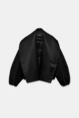 Chaqueta bomber negra ZW Collection con acolchado interior, cuello envolvente de solapa cruzada, mangas largas con puños elásticos y bajo con elástico.
