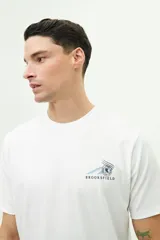 Remera de manga corta color ladrillo con estampado en el pecho.