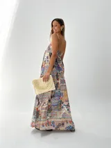 Vestido largo de algodón estampado con motivos geométricos y flor desmontable.