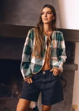 Chaqueta corta con estampado a cuadros en tonos negro, gris y marrón, con ribetes en marrón y cierre frontal con lazos.