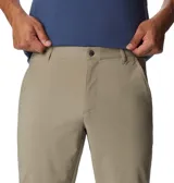 Pantalón técnico de corte recto y diseño funcional, con tecnología de repelencia al agua y protección solar. Cuenta con cintura elástica parcial, bolsillos laterales y bolsillo de seguridad con cierre.