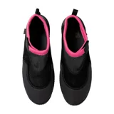 Zapatillas de agua marca Arena en color gris oscuro con ribete fucsia. Poseen un diseño slip-on con parte superior de malla transpirable para un secado rápido y suela de goma antideslizante ideal para superficies mojadas.