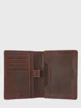 Billetera porta pasaporte de cuero natural color marrón, con diseño minimalista y logo de la marca grabado en la parte inferior. Cuenta con compartimentos internos para tarjetas y pasador para lápiz, además de tecnología de protección RFID.