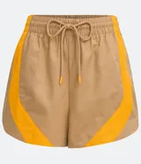 Short runner color beige con recortes laterales color naranja, cintura elástica con cordón ajustable y corte holgado.