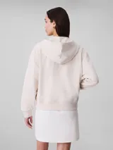 Buzo con capucha y cierre frontal de cremallera, confeccionado en mezcla de algodón y poliéster. Presenta un corte regular cropped, mangas largas, bolsillos tipo canguro y el logo monograma de Calvin Klein bordado en el pecho.