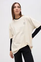 Remera marrón de manga corta, confeccionada en algodón lavado con textura extra suave y calce clásico. Presenta un pequeño bordado de estrella en el pecho.