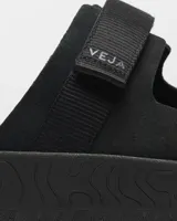 Sandalias tipo trekking marca Veja, color negro, con tiras ajustables de velcro y suela de plataforma con diseño texturizado.