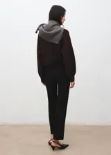 Pantalón negro de corte recto y tiro medio, con trabillas para cinturón.