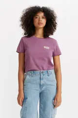 Remera de algodón color lila con logo de Levi's estampado en el pecho.
