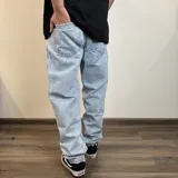 Jean mom oversize de hombre, color celeste claro con efecto acid wash.