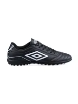 Championes de fútbol Umbro modelo Classico III TF, color negro con detalles en blanco. Diseñados para césped sintético, cuentan con una suela con tapones pequeños para mayor tracción y el logo de la marca en el lateral.