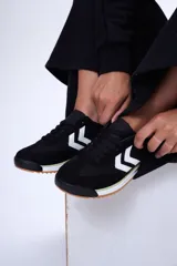 Championes urbanos de diseño moderno, combinan paneles en color blanco y gris claro con detalles en lila en los laterales. Presentan suela plana con una fina línea negra y cordones al tono.