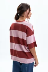 Remera de manga corta, corte boxy, con franjas horizontales en color rosa claro y bordó.