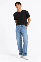Pantalón de jean color celeste, de corte slim fit y diseño clásico de cinco bolsillos.