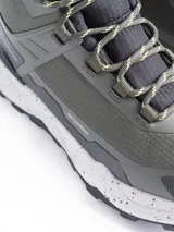 Bota de trekking Scandinavian color verde oliva y negro, con diseño de caña media, suela robusta con efecto salpicado y tecnología impermeable.