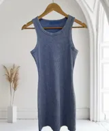 Vestido corto celeste con efecto acid wash, corte recto y breteles finos.