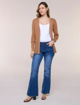 Cardigan de punto acanalado color verde, con bolsillos simulados y ribetes en contraste blanco en la apertura frontal, puños y bolsillos, de manga larga y diseño abierto.