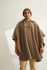 Poncho marrón de lana fina sin teñir, con cuello y cuadrado aplicado con broche a presión.