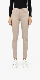Pantalon jean de corte skinny y tiro medio, en color beige.