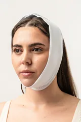 Mentonera post-operatoria blanca de alta compresión, con doble tela y ajuste de velcro en la cabeza.