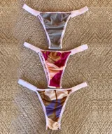 Pack de tres tangas de algodón con elástico fino en cintura y laterales.