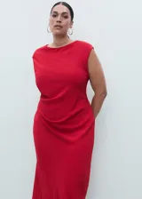 Vestido midi de poliéster color rojo, sin mangas, con cuello redondo y tirantes anchos. Cuenta con diseño entallado, fruncido lateral, forro interior y cierre de cremallera en la parte posterior.
